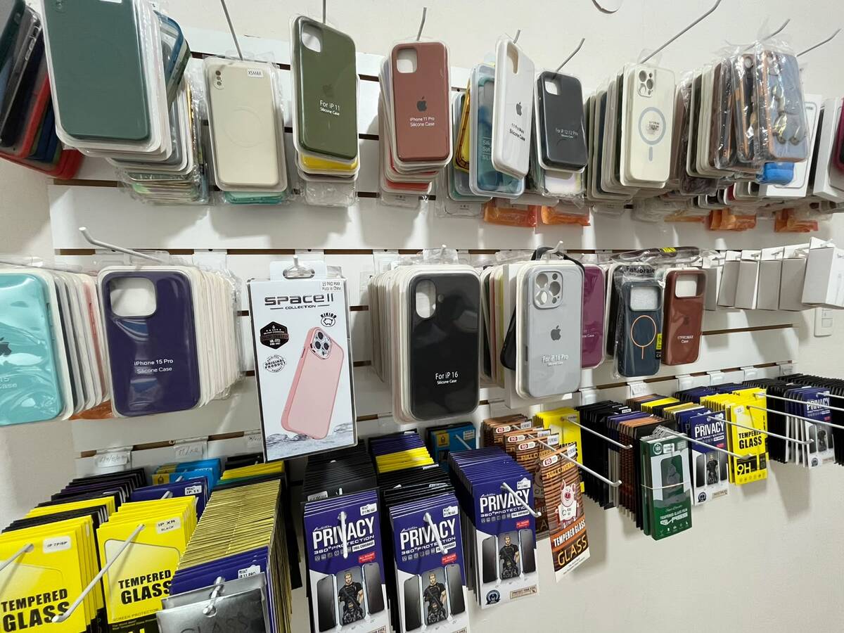 Exhibidor de fundas y accesorios para celulares en Onetech